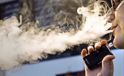 Fumo e sigaretta elettronica a confronto: ennesima ricerca premia il vapore